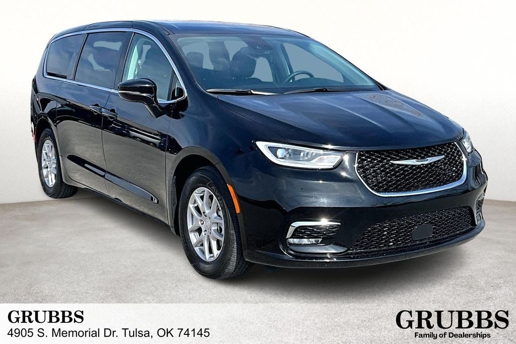 2024 Chrysler Pacifica Touring L in Diamond Black Crystal Pearlcoat — front three-quarter view